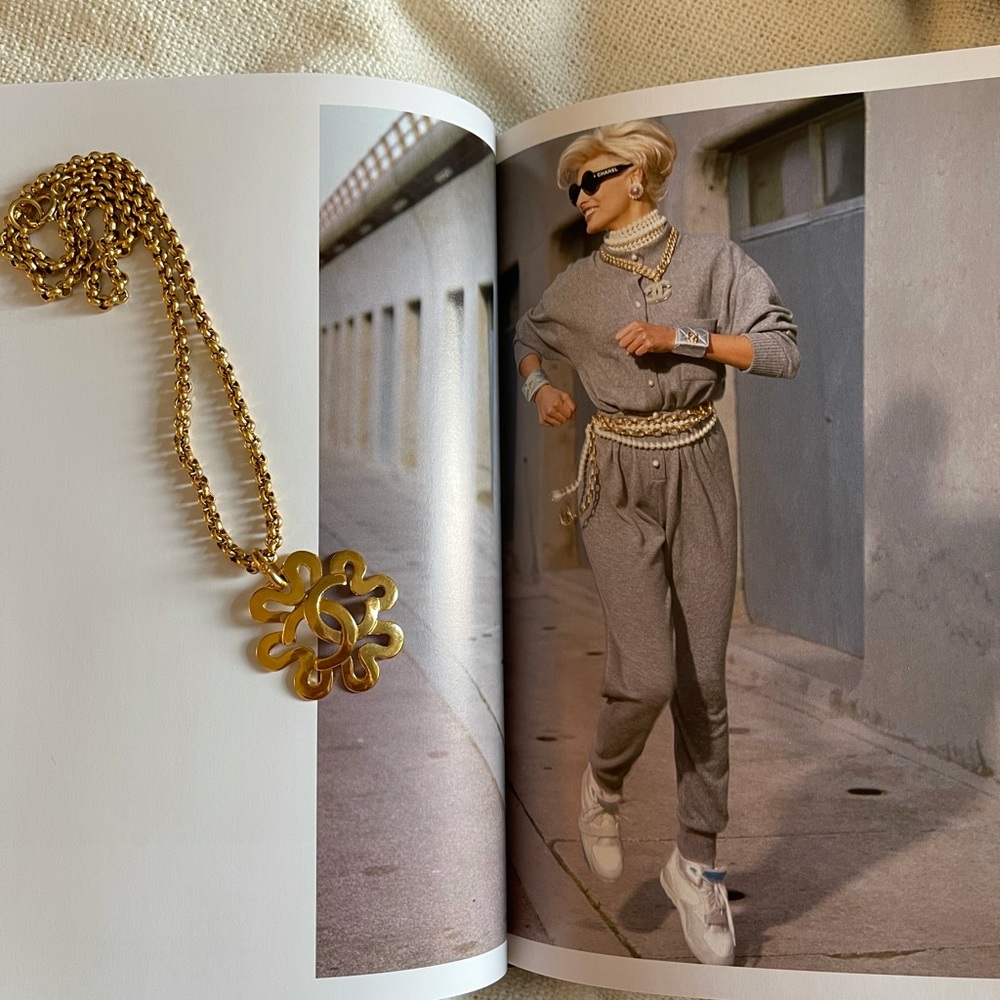 Chanel Vintage 1995 Gold CC Logo Daisy Necklace